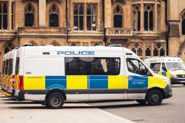 Londra / İngiltere - 06 / 27 / 2020: Parlamento Meydanında Siyah Yaşamları Bekleyen Metropolitan Polis Vanlar Protestocuları