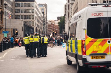 Londra / İngiltere - 06 / 27 / 2020: Parlamento Meydanında Siyahi Yaşamları Bekleyen Metropolitan Polis Memurları Protestocuları Önemli