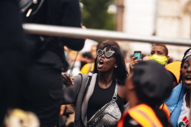 Londra / İngiltere - 06 / 27 / 2020: Siyahi Yaşamlar Önemi Protestosunda gözlüklü kadın