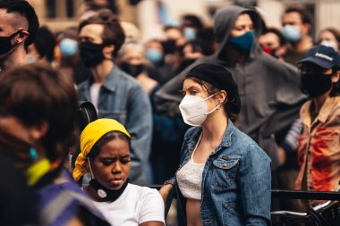 Londra / İngiltere - 06 / 27 / 2020: Siyahi Hayatları Değerli Protestolarda tıbbi maskeli protestocular