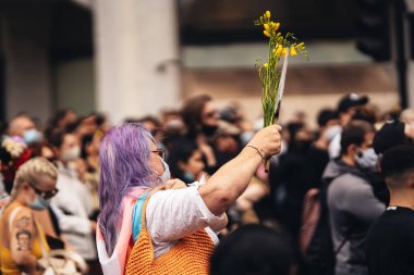 Londra / İngiltere - 06 / 27 / 2020: Siyahi Hayatları Değerli Protestolarda tıbbi maskeli LGBTQ protestocuları / 2020:
