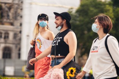 Londra / İngiltere - 06 / 27 / 2020: Siyahi Hayatları Değerli Protestolarda tıbbi maskeli LGBTQ protestocuları / 2020: