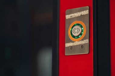 Parlak yeşil, kırmızı tren kapısı açık düğme