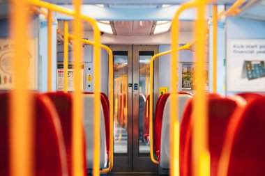 Londra / İngiltere - 06 / 27 / 2020: Coronavirus salgınındaki kilitleme sırasında Waterloo istasyonunda içi boş tren
