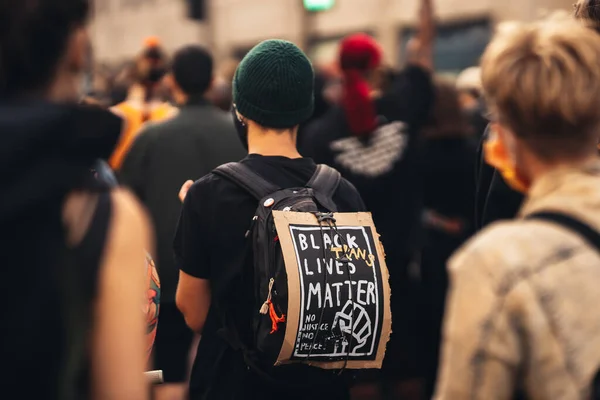 2020 持标语牌和横幅的抗议者在黑人生活中抗议 2020 — 图库照片