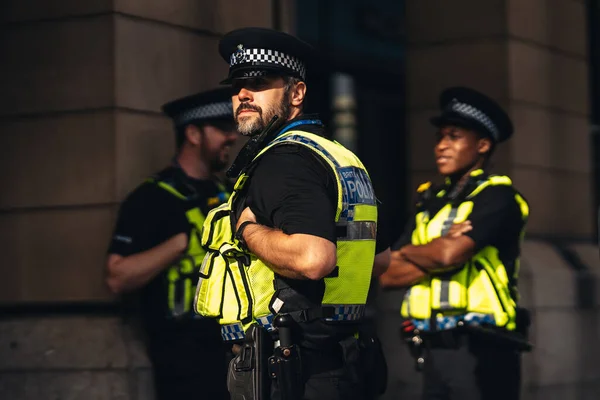 Londra / İngiltere - 06 / 27 / 2020: Parlamento Meydanında Siyahi Yaşamları Bekleyen Metropolitan Polis Memurları Protestocuları Önemli