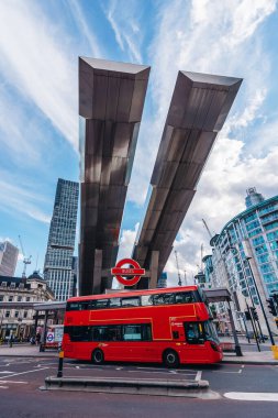 Londra / İngiltere - 06 / 28 / 2020: Güneşli bir günde şehrin batısında Vauxhall otobüs durağının güzel mimari tasarımı.
