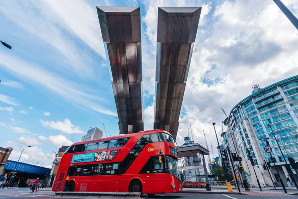 London 2020 Beautiful Architecture Design Vauxhall Bus Stop Station Sunny — Stock Photo, Image