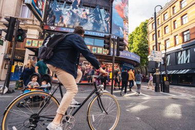 Londra / İngiltere - 07 / 11 / 2020: Coronavirus tecridi sonrasında Soho 'nun işlek caddelerinde bisiklet süren insanlar