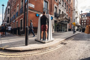 Londra / İngiltere - 07 / 11 / 2020: Soho bölgesinde pisuar kullanan adam.