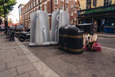 Londra / İngiltere - 07 / 11 / 2020: Soho bölgesinde halka açık pisuar, pisuar.