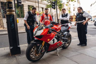 Londra / İngiltere - 07 / 11 / 2020: Soho bölgesinde motosiklet sürücüsünü tutuklayan polis memurları