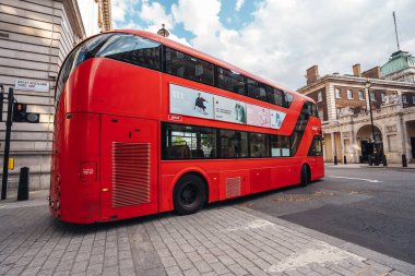 Londra / İngiltere - 07 / 11 / 2020: Kırmızı çift katlı otobüs Trafalgar Meydanı yakınlarındaki ana yoldan ayrılıyor.