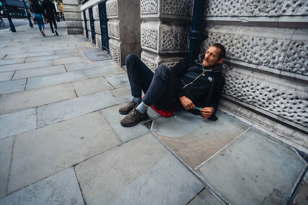 Londra Ngiltere 2020 Londra Şehir Merkezindeki Kaldırımda Oturan Evsiz Adam — Stok fotoğraf