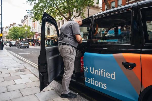 Londres Reino Unido 2020 Taxista Regresa Coche Vuelve Trabajo — Foto de Stock