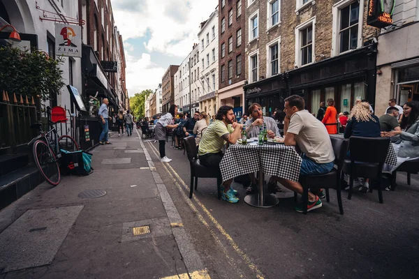 Londres Reino Unido 2020 Personas Sentadas Ajetreada Terraza Del Restaurante — Foto de Stock