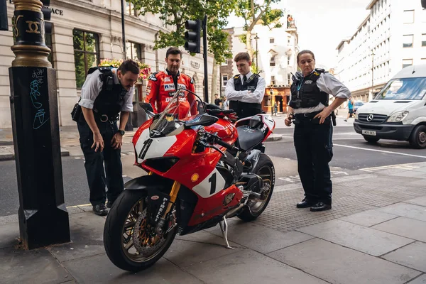 Londyn 2020 Policjanci Aresztujący Kierowcę Motocykla Rejonie Soho — Zdjęcie stockowe