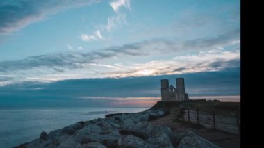 Herne Bay Kent İngiltere 'de gündoğumu. St. Mary Kilisesi Kurtarıcısı. İkiz kuleler. Roma kalesinin kalıntılarında. Kilise, papaz ya da manastır. 1086 'da tamamlandı ve kilise kilisesi oldu..