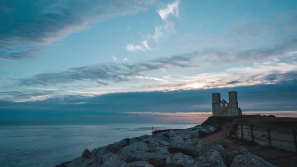 英国肯特郡赫恩湾的日出 圣玛丽教堂的回收器双塔 在罗马要塞的残骸中教堂 牧师或修道院 1086年完成 是教区教堂 — 图库视频影像