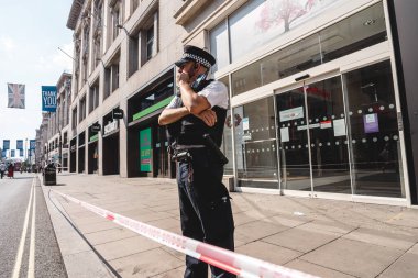 Londra / İngiltere - 08 / 09 / 2020: Oxford caddesinde bıçaklandıktan sonra çevreyi güvenlik altına alan polis memurları