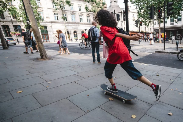 London 2020 Jonge Man Rood Shirt Schaatsen Het Centrum Van — Stockfoto