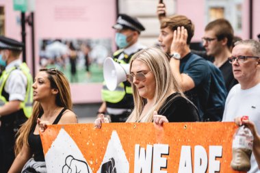 Londra / İngiltere - 2020.09.05: Çocuk Kaçakçılığını Kurtarma Protestosu 'na pankart ve pankartlarla bağıran genç kız.