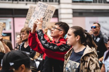 Londra / İngiltere - 2020.09.05: Çocuk Kaçakçılığını Koruma Eylemi 'ne pankart ve pankartla bağıran kişiler.