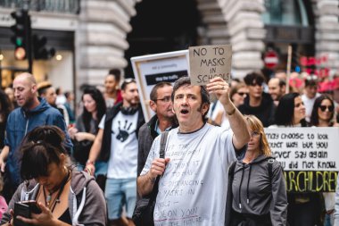 Londra / İngiltere - 2020.09.05: Çocuk Kaçakçılığını Koruma Eylemi 'ne pankart ve pankartla bağıran kişiler.