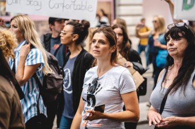 Londra / İngiltere - 2020.09.05: Çocuk Kaçakçılığını Koruma Eylemi 'ne pankart ve pankartla bağıran kişiler.