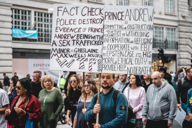 Londra / İngiltere - 2020.09.05: Çocuk Kaçakçılığını Koruma Eylemi 'ne pankart ve pankartla bağıran kişiler.