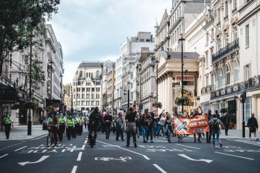 Londra / İngiltere - 2020.09.05: Çocuk Kaçakçılığını Koruma Eylemi 'ne pankart ve pankartla bağıran kişiler.