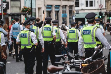 Londra / İngiltere - 2020.09.05: Çocuklarımızı Kurtarın Çocuk Kaçakçılığına Karşı Protesto 'da görevli polis memurları.