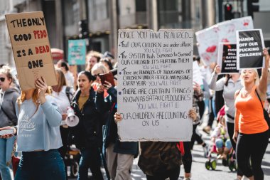 Londra / İngiltere - 2020.09.05: Çocuk Kaçakçılığını Koruma Eylemi 'ne pankart ve pankartla bağıran kişiler.