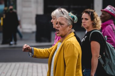 Londra / İngiltere - 2020.09.05: Çocuklarımızı Kurtarın 'a bağıran kadınlar Çocuk Kaçakçılığına Karşı Protesto.