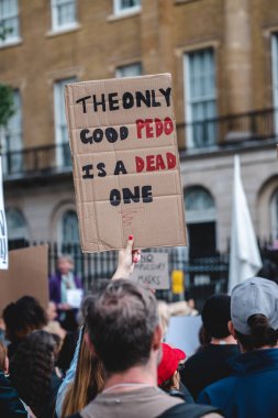 Londra / İngiltere - 2020.09.05: Çocuk Kaçakçılığını Koruma Eylemi 'ne pankart ve pankartla bağıran kişiler.