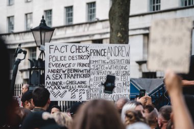 Londra / İngiltere - 2020.09.05: Çocuk Kaçakçılığını Koruma Eylemi 'ne pankart ve pankartla bağıran kişiler.