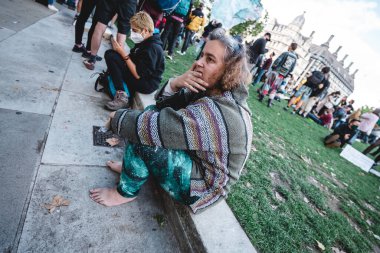 Londra / İngiltere - 2020.09.05: Parlamento meydanında Yok Olma İsyanı Protestosu 'nda bayrakları ve sancakları olan kişiler