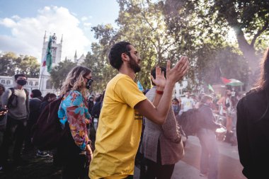 Londra / İngiltere - 2020.09.05: Parlamento meydanında Yok Olma İsyanı Protestosu 'nda bayrakları ve sancakları olan kişiler