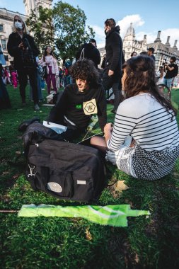 Londra / İngiltere - 2020.09.05: Parlamento meydanında Yok Olma İsyanı Protestosu 'nda bayrakları ve sancakları olan kişiler