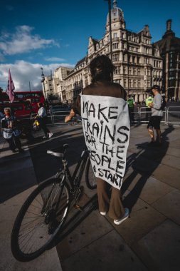 Londra / İngiltere - 2020.09.05: Parlamento meydanında Yok Olma İsyanı Protestosu 'nda bayrakları ve sancakları olan kişiler