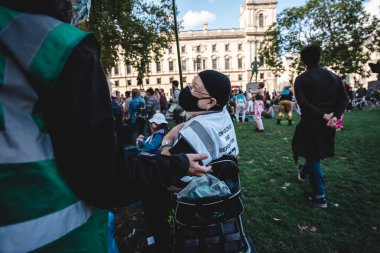 Londra / İngiltere - 2020.09.05: Parlamento meydanında Yok Olma İsyanı Protestosu 'nda bayrakları ve sancakları olan kişiler