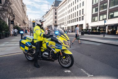 Londra / İngiltere - 2020.07.18: Motosikletli Metropolitan Polis Memurları Siyahi Yaşamı Bekliyor Protestocular.