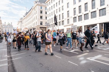 Londra / İngiltere - 2020.07.18: Regent Caddesi 'ndeki BLM Aactivistleri Sancak ve maskeli Aziz James' s