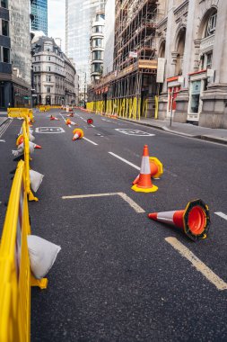 Londra / İngiltere - 20.07.18: Threadneedle Caddesi 'nde trafik konileri bulunuyor