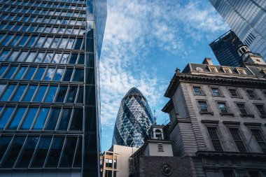 Londra / İngiltere - 20.07.07.18: 30 Londra 'daki St. Mary Axe binası, çevre binalar, Gherkin