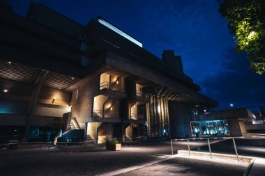 Londra / İngiltere - 2020.07.18: Şehrin güney kıyısındaki Ulusal Tiyatronun güzel gece manzarası