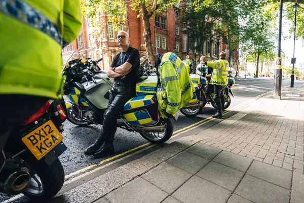 ロンドン イギリス 2020 暑い夏の日に休んでバイクで警視庁の役員 — ストック写真