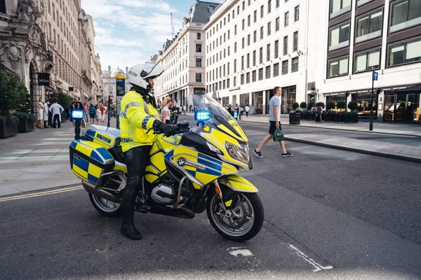 Londyn 2020 Metropolici Motocyklach Czekający Przejście Protestujących Tłumów Black Lives — Zdjęcie stockowe
