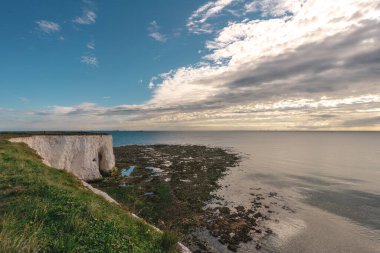 Broadstairs, Kent / UK - 20.08.01: Margate, İngiltere 'de Chalk Cliff Arch ile deniz manzarası