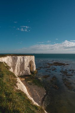 Broadstairs, Kent / UK - 20.08.01: Margate, İngiltere 'de Chalk Cliff Arch ile deniz manzarası